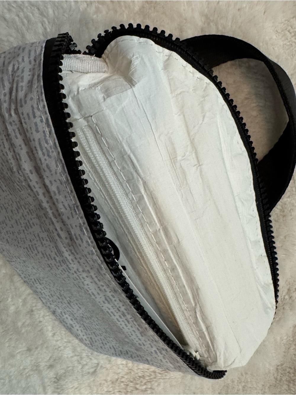Vuori + ALOHAS Light Gray Crossbody Waist Bag - Picture 4 of 4